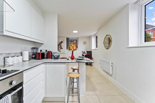 Bloom Court -Sleeps 6-Free Parking with Workspace & High-Speed WiFi photo 15