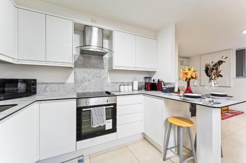 Bloom Court -Sleeps 6-Free Parking with Workspace & High-Speed WiFi photo 23