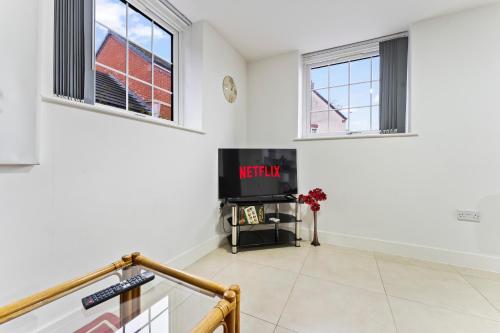 Bloom Court -Sleeps 6-Free Parking with Workspace & High-Speed WiFi photo 16