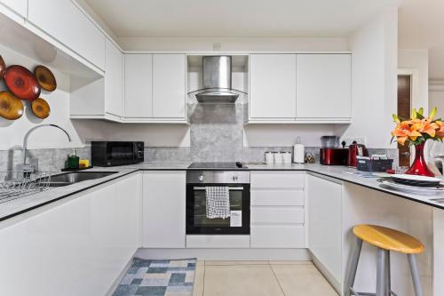Bloom Court -Sleeps 6-Free Parking with Workspace & High-Speed WiFi photo 21