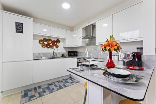 Bloom Court -Sleeps 6-Free Parking with Workspace & High-Speed WiFi photo 24