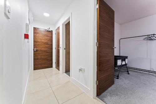 Bloom Court -Sleeps 6-Free Parking with Workspace & High-Speed WiFi photo 19