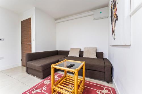 Bloom Court -Sleeps 6-Free Parking with Workspace & High-Speed WiFi photo 17