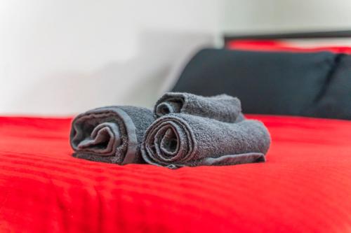 Bloom Court -Sleeps 6-Free Parking with Workspace & High-Speed WiFi photo 11