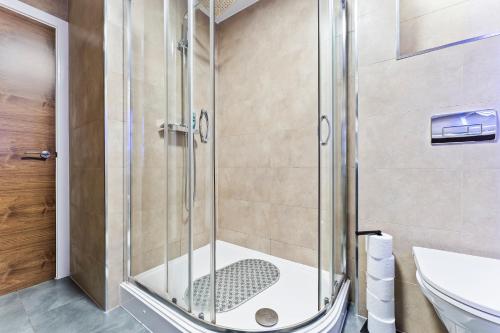 Bloom Court -Sleeps 6-Free Parking with Workspace & High-Speed WiFi photo 40