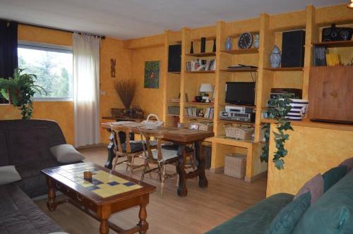 - un salon avec une table, un canapé et une table dans l'établissement Appart 2 pièces 4 couchages BANYULS SUR MER BN100-202, à Banyuls-sur-Mer