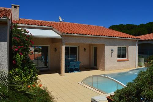 une maison avec une piscine dans une cour dans l'établissement Appart 3 pièces 4 couchages BANYULS SUR MER BN000-09B, à Banyuls-sur-Mer