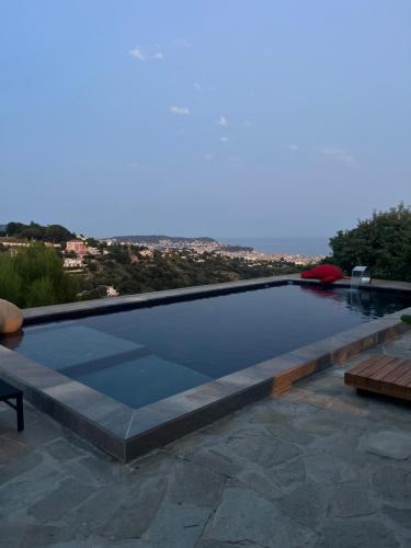 une piscine avec vue sur une ville dans l'établissement Villa location saisonniere, à Nice