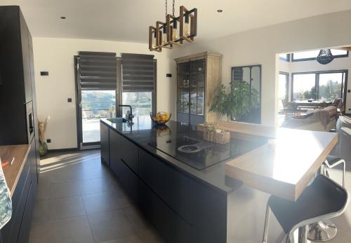 - une cuisine avec un grand îlot et un comptoir dans l'établissement Villa location saisonniere, à Nice