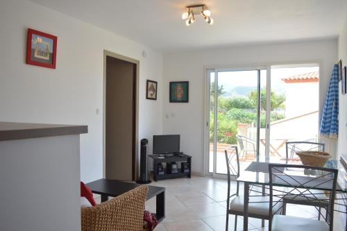 un salon avec une table et une salle à manger dans l'établissement Appart 2 pièces 2 couchages BANYULS SUR MER BN000-09A, à Banyuls-sur-Mer