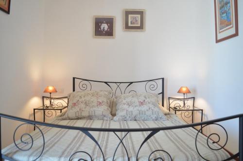 un lit avec deux oreillers dessus dans une chambre dans l'établissement Appart 2 pièces 2 couchages BANYULS SUR MER BN000-09A, à Banyuls-sur-Mer