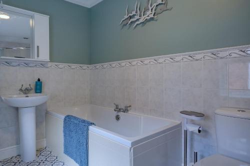 Koupelna v ubytování The Old Village Shop by Winterton Cottages