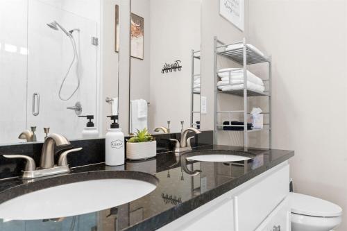 Un baño con dos lavabos y un espejo. en Spring Special No Dog Fee New Listing No Steps King Beds, en Branson