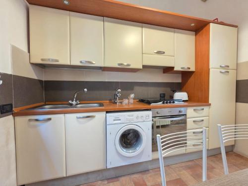 a kitchen with a washing machine and a sink at Appartamento Margarita Maris - 20mt dalla Spiaggia in Follonica