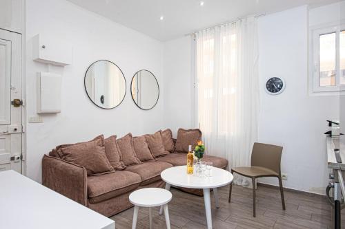 un salon avec un canapé et une table dans l'établissement Le provence, à Beausoleil