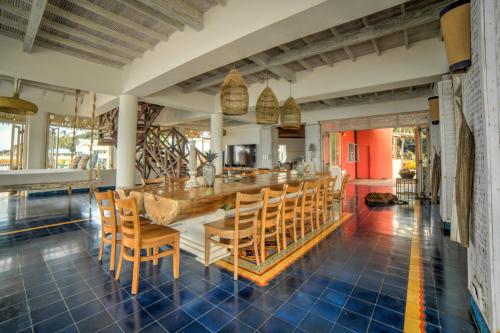 una cucina e una sala da pranzo con tavolo e sedie di Isla Matamba a Isla Grande