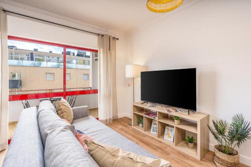 HostWise - Elegant & Stylish Flat w/ Balcony
