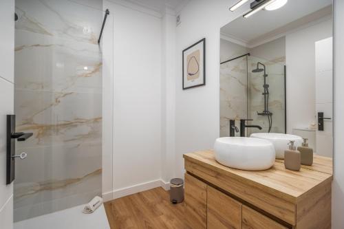 HostWise - Elegant & Stylish Flat w/ Balcony