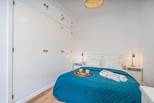 HostWise - Elegant & Stylish Flat w/ Balcony