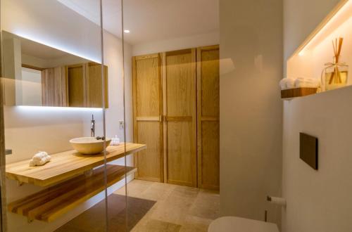 a bathroom with a sink and a bowl on a counter at Apartamento Villa Cabrera in Colònia De Sant Jordi