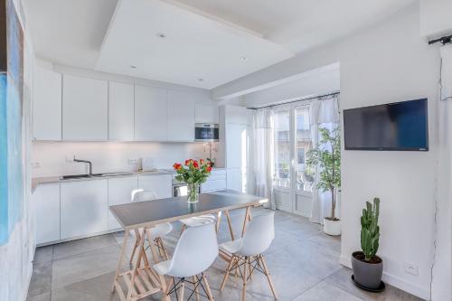 Centre-ville – Appartement (A/C) 6 personnes – 5 minutes plages et gare by Weekome