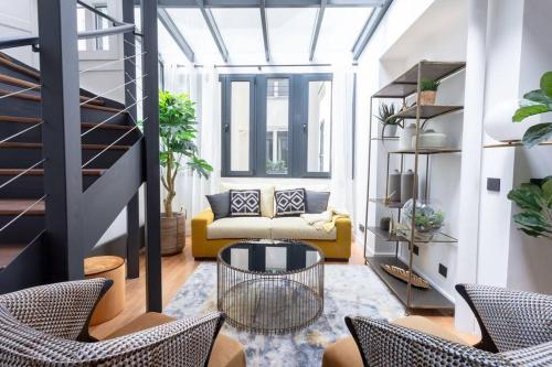 d'un salon avec un canapé et des fauteuils jaunes. dans l'établissement Haut Marais - My Veranda, à Paris