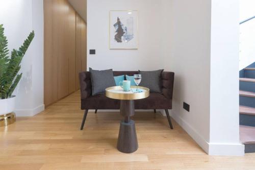 un salon avec une table et un canapé dans l'établissement Haut Marais - My Veranda, à Paris