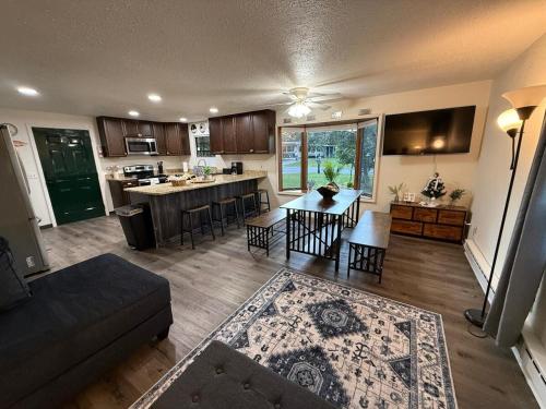 Una cocina y una sala de estar con un sofá y una mesa. en The Cozy Lake House, en Auburndale