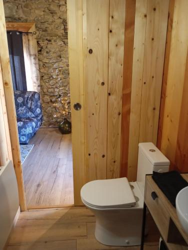 La salle de bains est pourvue de toilettes et d'une chaise. dans l'établissement Le poulailler, à Plancher-Bas