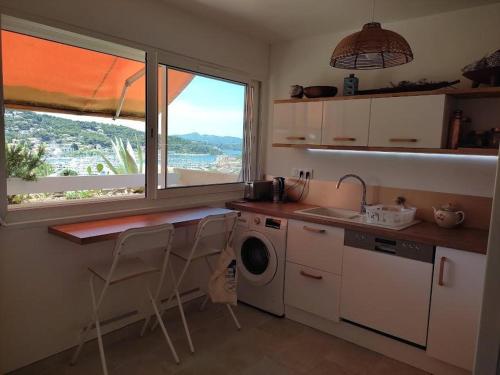une cuisine avec un évier et une machine à laver dans l'établissement La pinede a 1km de la plage, à Saint-Mandrier-sur-Mer