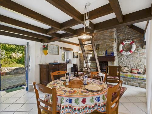 une salle à manger avec une table et des chaises dans l'établissement Charmante maison en pierre - vue sur l'océan, à Plouguerneau