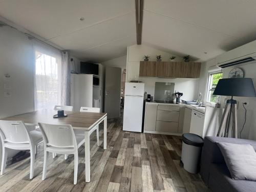une cuisine et un salon avec une table et des chaises dans l'établissement Mobilhome tout confort 534, à La Teste-de-Buch
