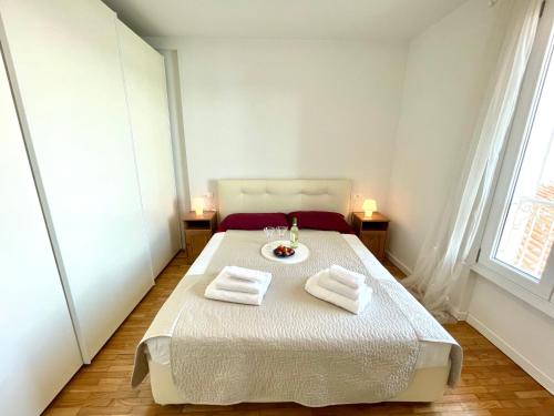 En eller flere senge i et værelse på D1MORA Riva Serena - on the Gardone lake promenade