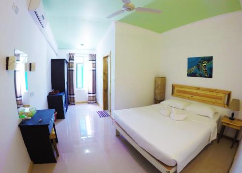 Postel nebo postele na pokoji v ubytování Kaafu Inn Guraidhoo