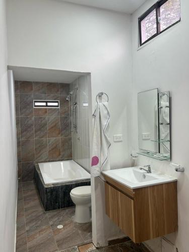 Ένα μπάνιο στο Casa de campo con piscina, aire acondicionado, estacionamiento privado con BBQ