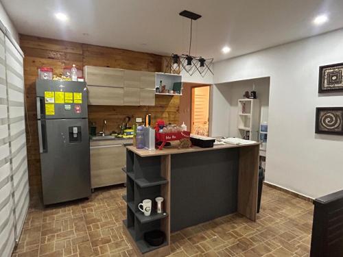 Η κουζίνα ή μικρή κουζίνα στο Casa de campo con piscina, aire acondicionado, estacionamiento privado con BBQ
