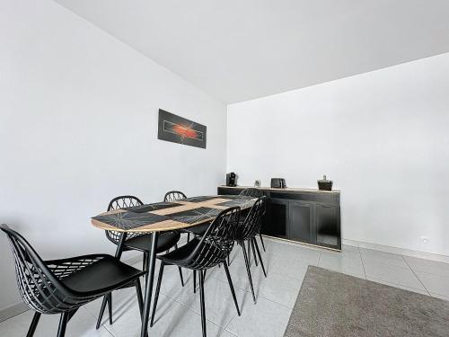 une salle à manger avec une table et des chaises dans l'établissement Intuition 4pers 10min Palais, à Cannes