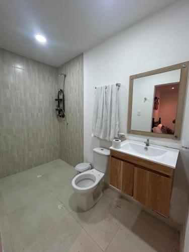 Ένα μπάνιο στο Casa de campo con piscina, aire acondicionado, estacionamiento privado con BBQ
