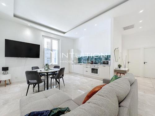 un salon avec un canapé et une table dans l'établissement Intuition - 3BR - 10min Palais, à Cannes