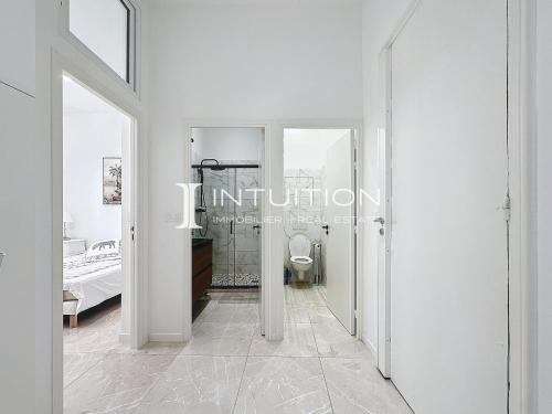 une chambre blanche avec des toilettes et une chambre dans l'établissement Intuition - 3BR - 10min Palais, à Cannes