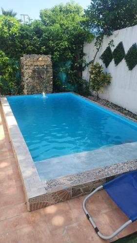 Πισίνα στο ή κοντά στο Casa de campo con piscina, aire acondicionado, estacionamiento privado con BBQ