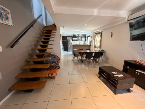Una sala de estar con escalera y un comedor. en Champa Duplex Premium, en San Rafael