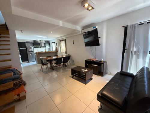 una sala de estar con un sofá y una mesa en Champa Duplex Premium, en San Rafael