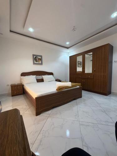 a bedroom with a large bed in a room at Résidence Cheikh Mahy Cisse Appartements, studios et chambres a louer meublé et climatisé in Kaolack