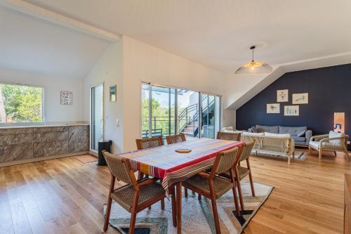 un salon avec une table, des chaises et un canapé dans l'établissement DUNA Bel appartement lumineux avec rooftop et jacuzzi, à Anglet