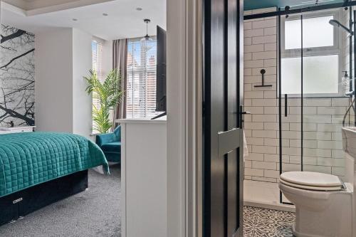 Bilik mandi di 3b Roman View, Beautifully appointed, apartment with 2 en-suite bedrooms in great Roundhay location, Netflix, off street parking & EV charging