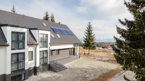 una casa con paneles solares en un lado en Pensiunea Agroturistică Victoria Mărișel, en Mărişel