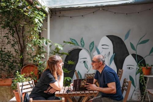 Επισκέπτες που μένουν στο Tomato Backpackers