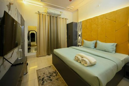 Postel nebo postele na pokoji v ubytování Benaras Bliss