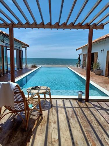 Πισίνα στο ή κοντά στο Dylan Beach House Kuiburi